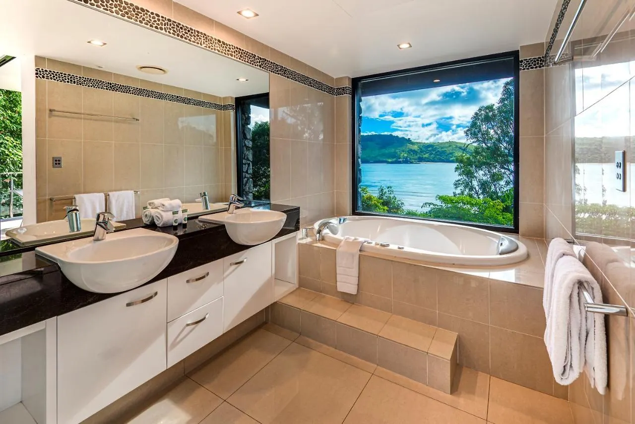 Edge 2 - Oceanfront Luxurious And Spacious 4 Bedroom Split Level Apartment With Buggy And Valet Service Hamilton Island